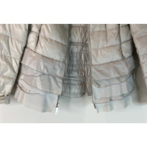 T Tahari Lightweight Beige Jacket Quilted Ruffles Flattering Size S - Picture 7 of 12
